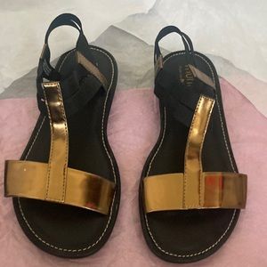 Munro sandals black leather 8w rose gold  straps low heel